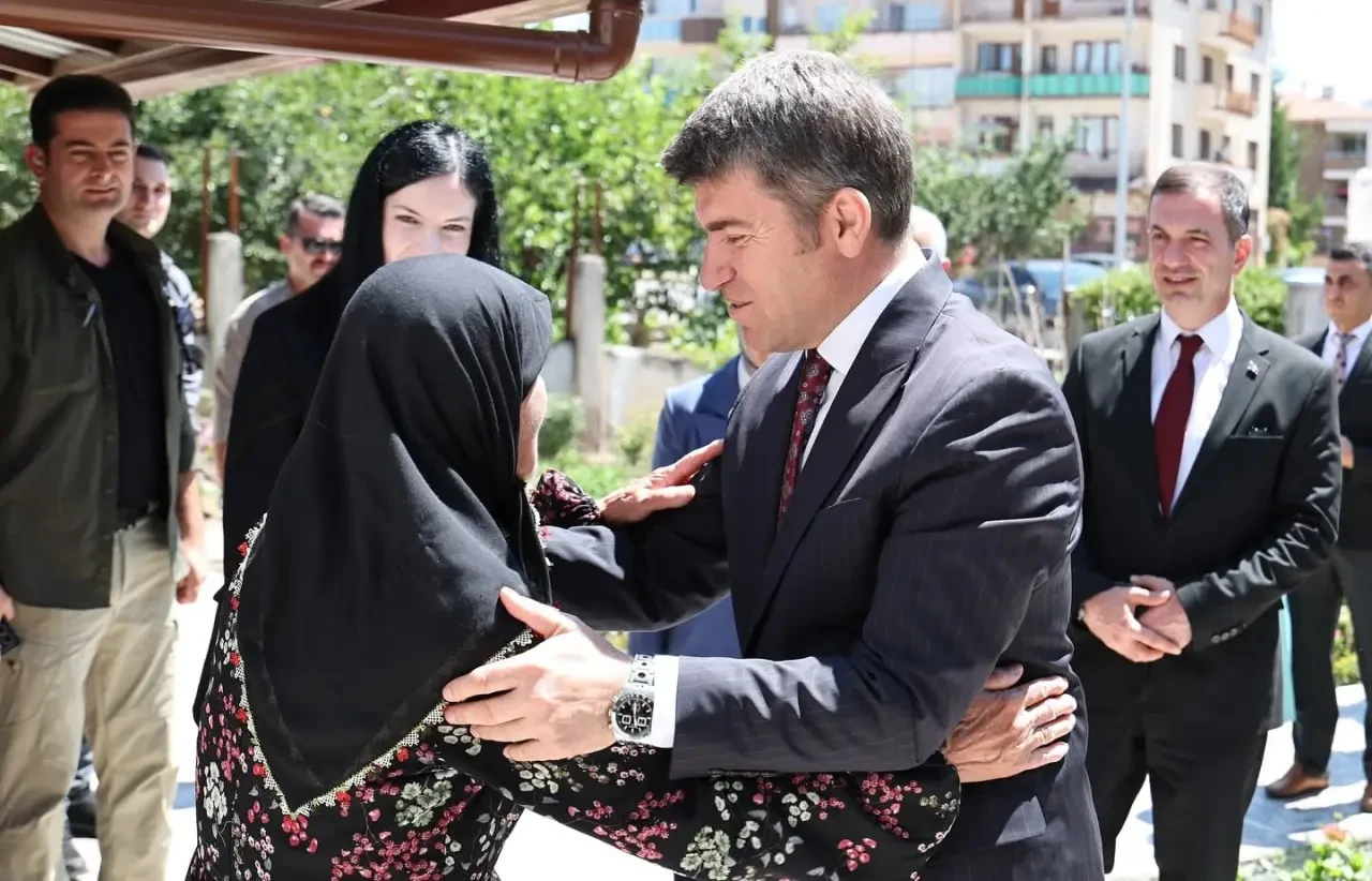 Vali Bakan'dan Elmas Teyzeye Vefa Dolu Ziyaret 1