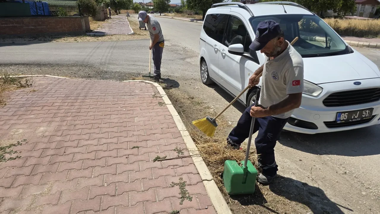 Suluova Belediyesi’nden Site Bulvarı’nda Yabani Ot Temizliği Hamlesi 3