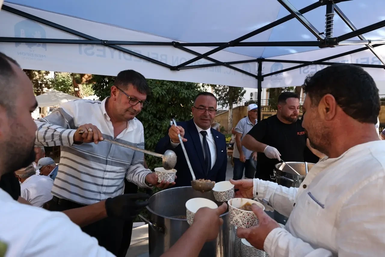 Merzifon’da Birlik Kazanı Kaynadı: Medrese Parkı'nda Aşure Dağıtıldı 1