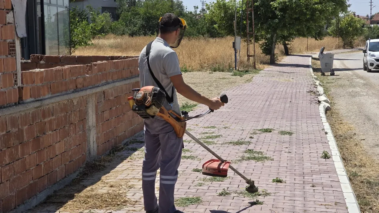 Suluova Belediyesi’nden Site Bulvarı’nda Yabani Ot Temizliği Hamlesi 2