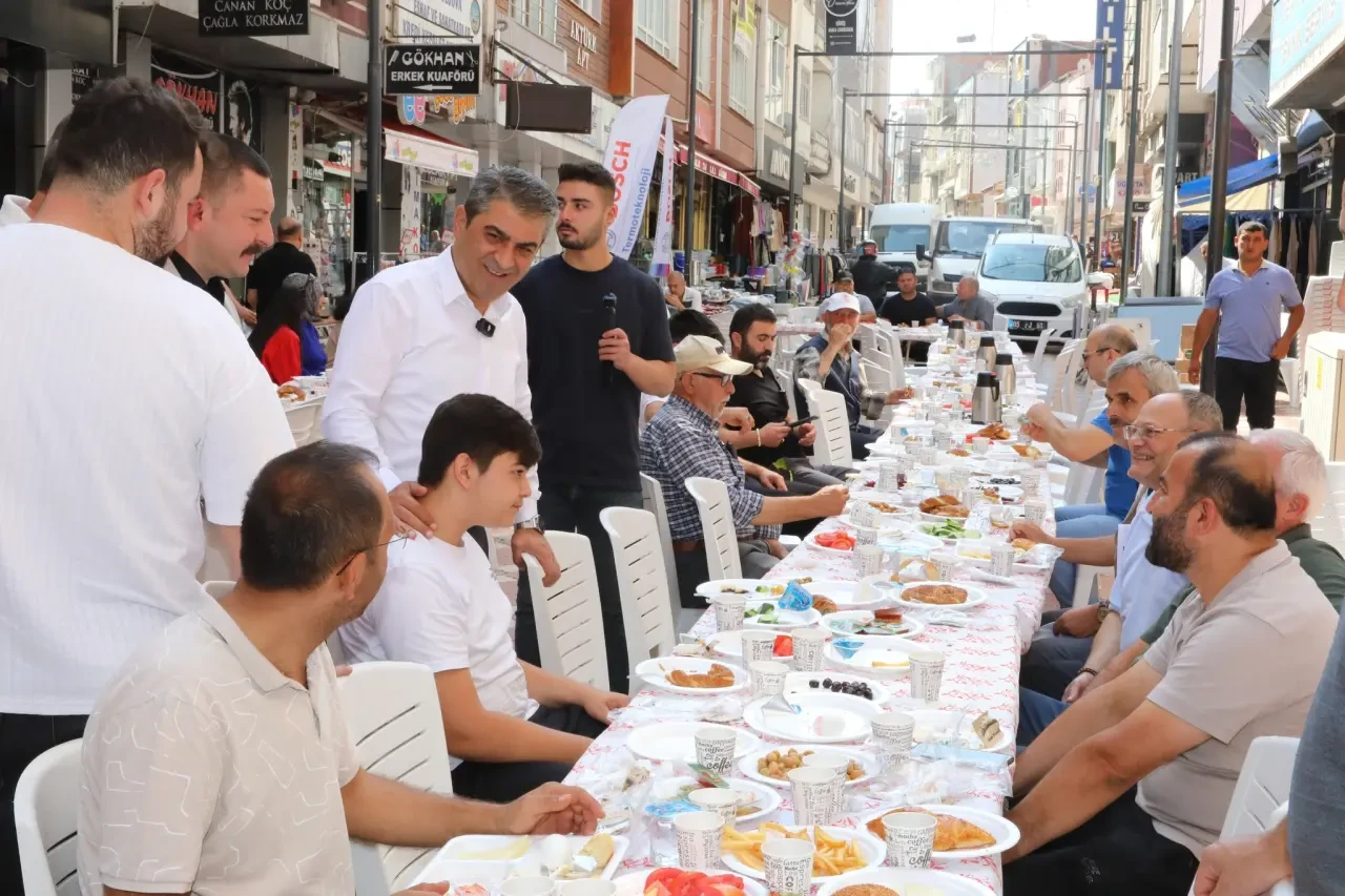 Başkan Rıfat Uzun’dan Esnafla Kahvaltı Buluşması: “Gönüller Bir, Hedefler Ortak” 2
