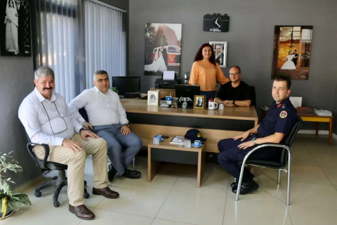 Kaymakam Karaaslan, Cumhuriyet Caddesi’nde Esnafla Buluştu 3