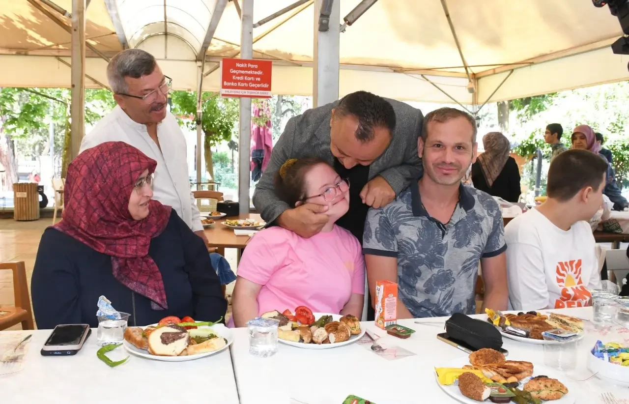Başkan Turgay Sevindi, Otizmli Bireyler ve Aileleriyle Bir Araya Geldi 5