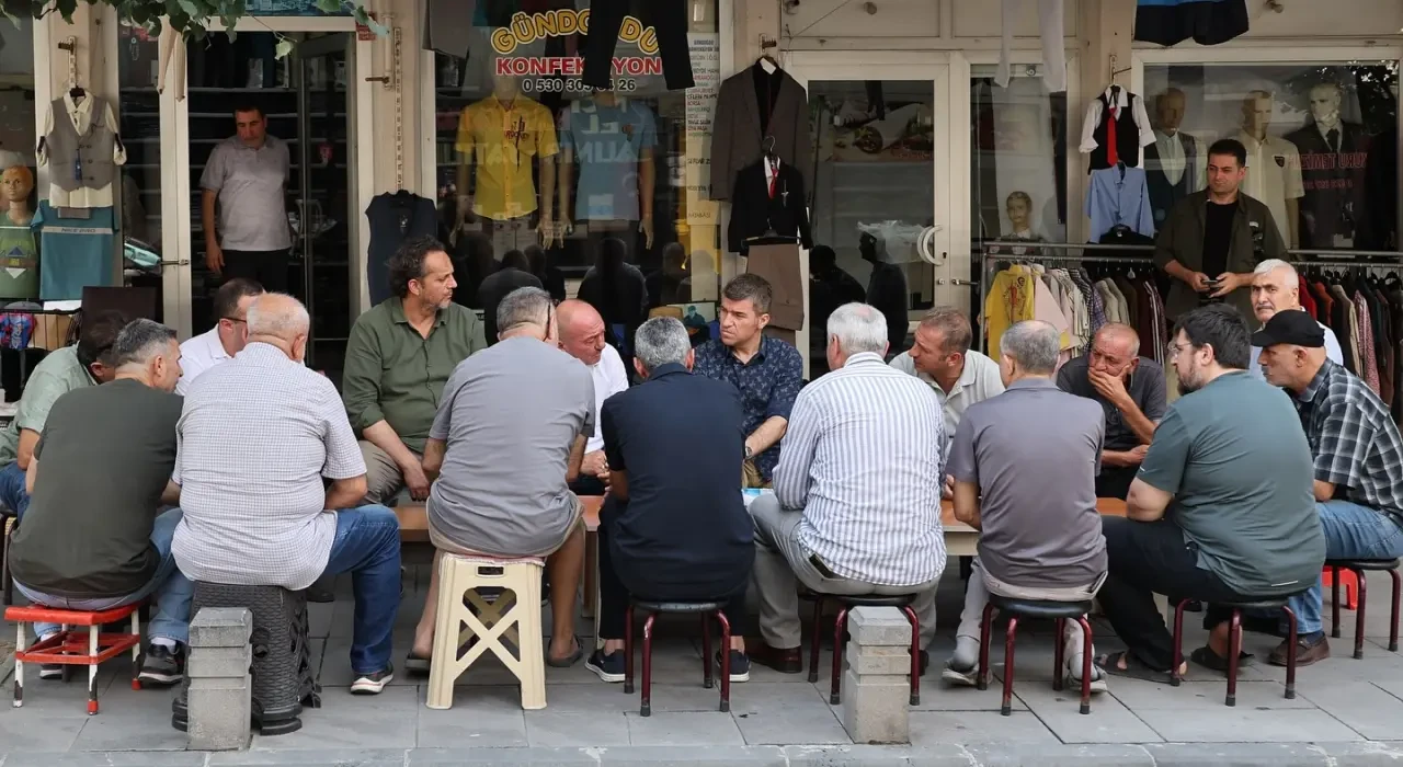 Amasya Valisi Önder Bakan Yüzevler Mahallesi’nde Esnaf ve Vatandaşlarla Buluştu 3