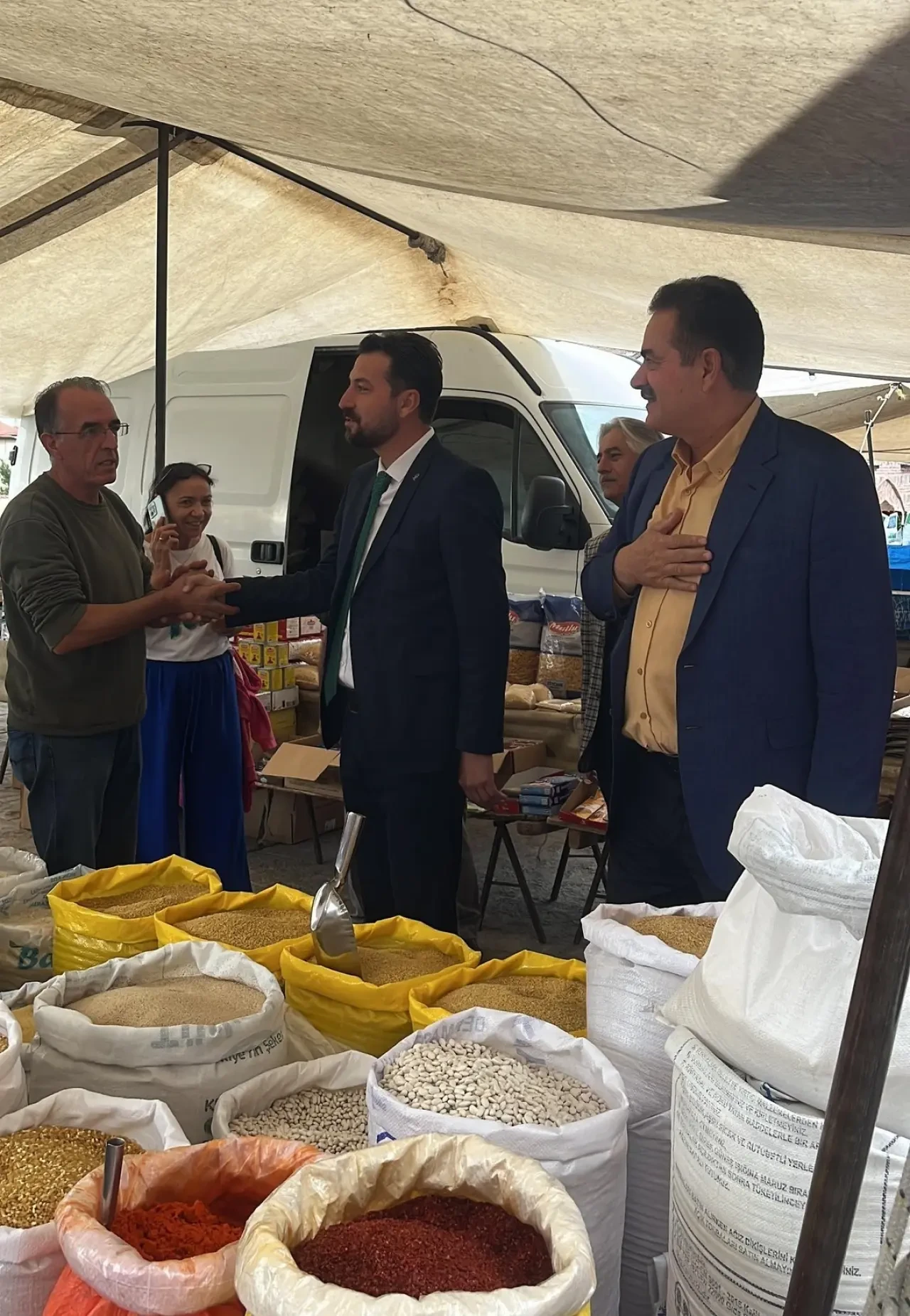 Milletvekili Haluk İpek’ten Merzifon’da Pazartesi Pazarı Esnafına Ziyaret 2