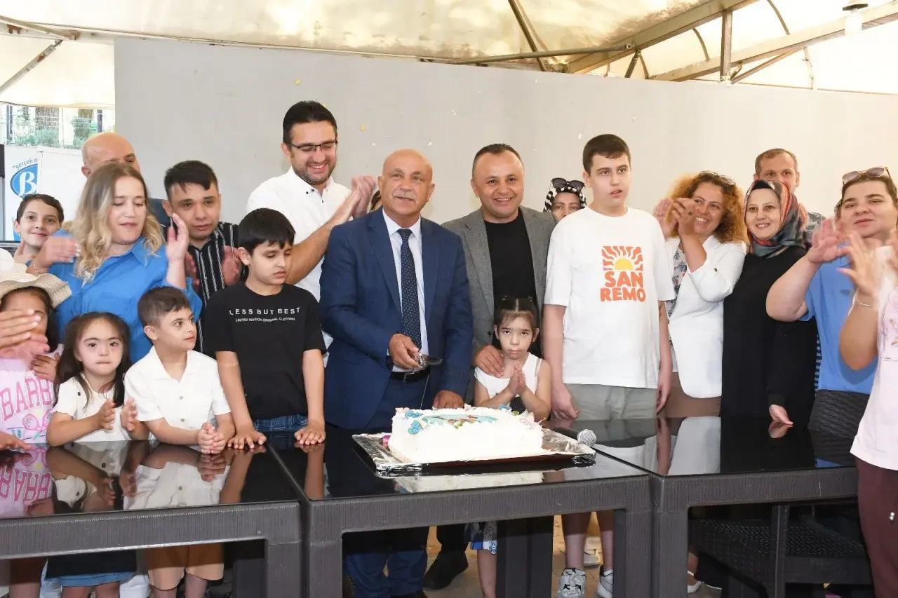 Başkan Turgay Sevindi, Otizmli Bireyler ve Aileleriyle Bir Araya Geldi 1