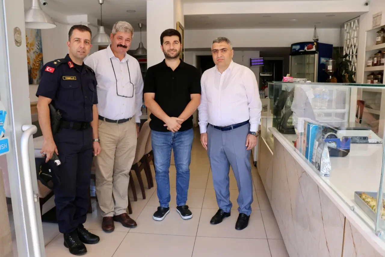 Kaymakam Karaaslan, Cumhuriyet Caddesi’nde Esnafla Buluştu 4