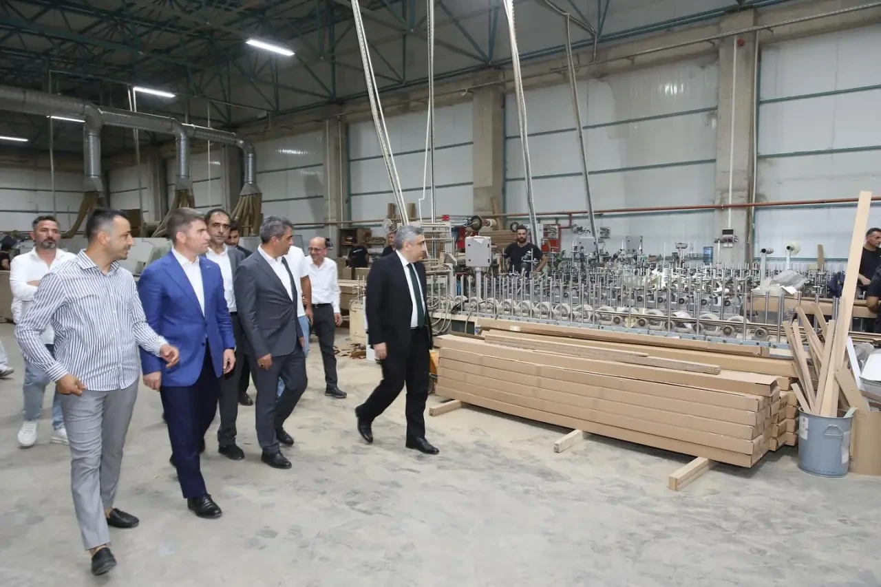 Vali Önder Bakan’dan Suluova OSB’de Üretim Ziyareti: Mefa Dizayn ve Yüce Makina’ya Yerinde İnceleme 1