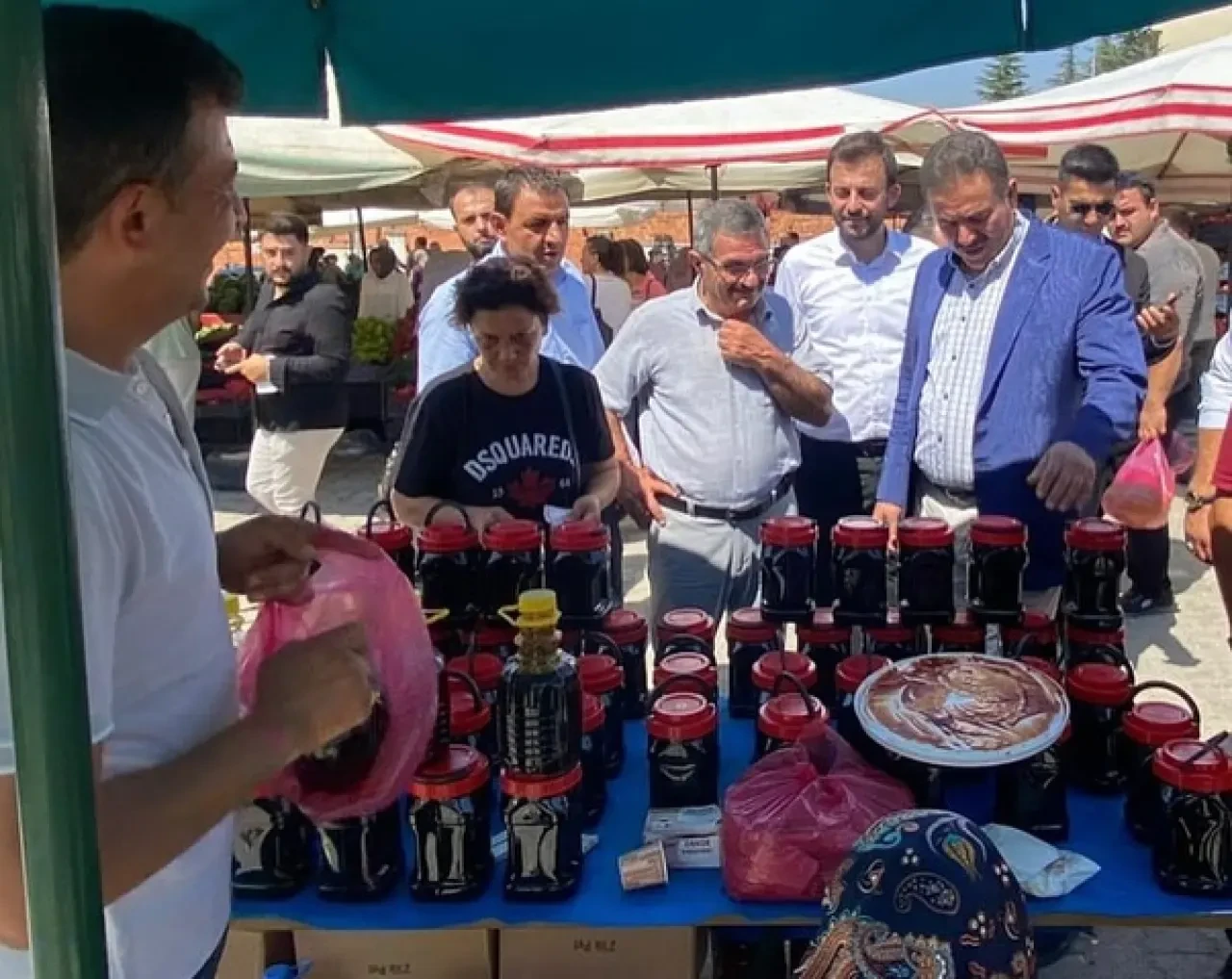 AK Parti Amasya Milletvekili Haluk İpek’ten Suluova Pazarı’na Ziyaret 1