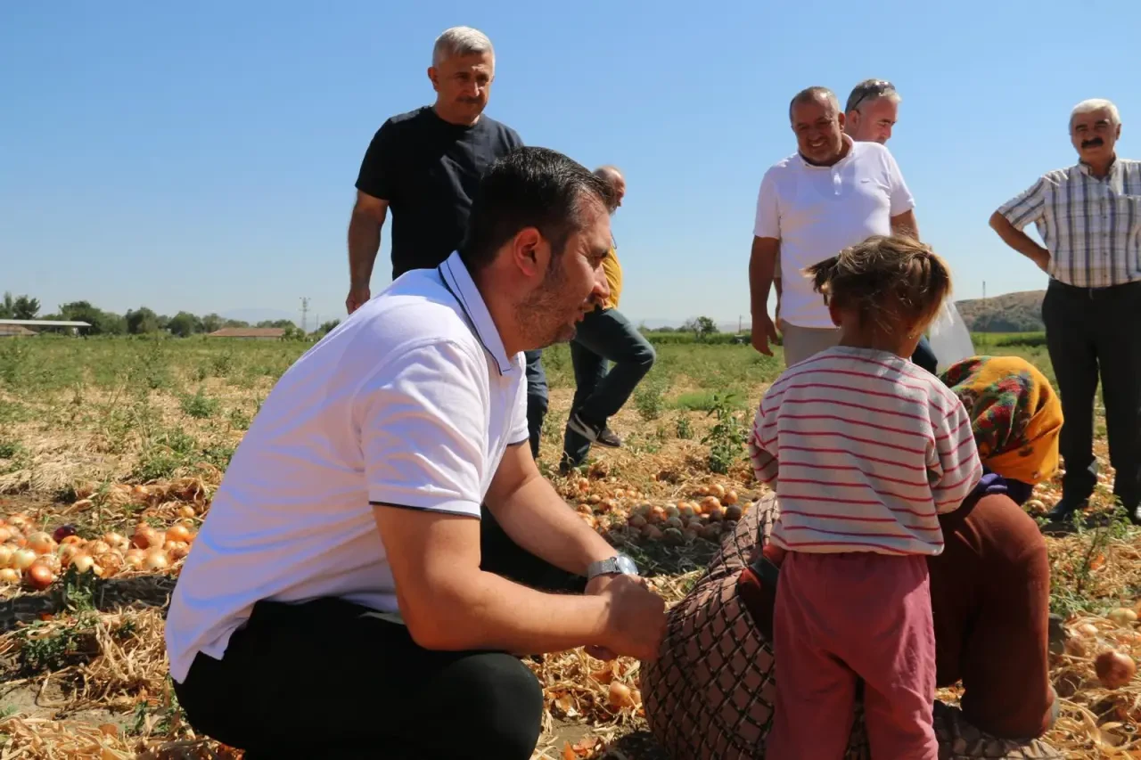 AK Parti Amasya İl Başkanı Galip Uzun’dan Mevsimlik Tarım İşçilerine Ziyaret 2