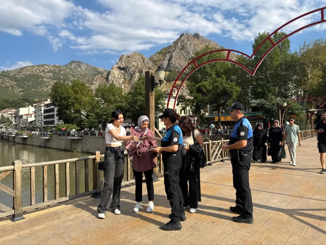 Amasya’da Polis Ekiplerinden Dolandırıcılık Bilgilendirmesi 3