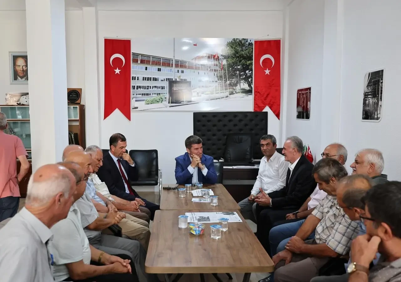 Amasya Valisi Bakan, Suluova’da Şeker Fabrikası Emeklileriyle Buluştu 4