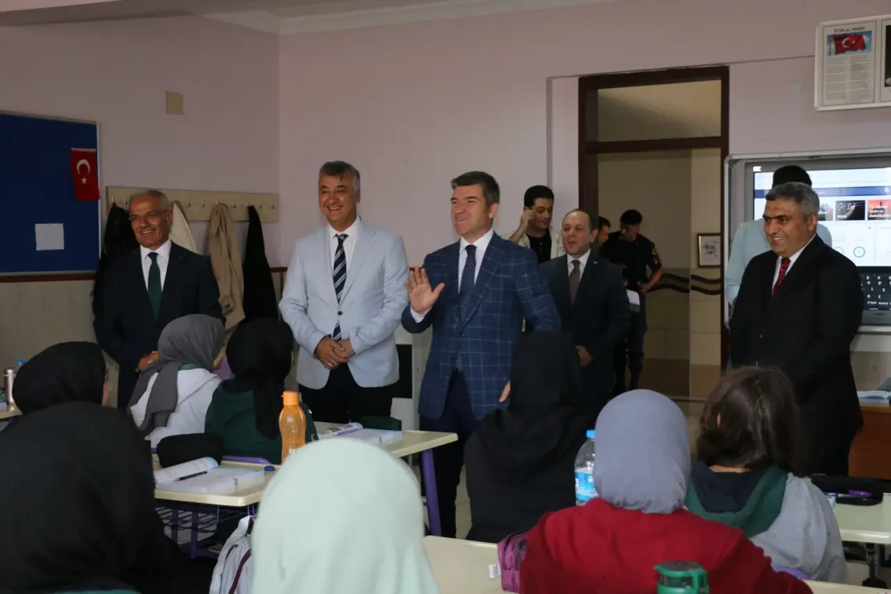 Vali Bakan Merzifon’da Öğrencilerle Buluştu 2