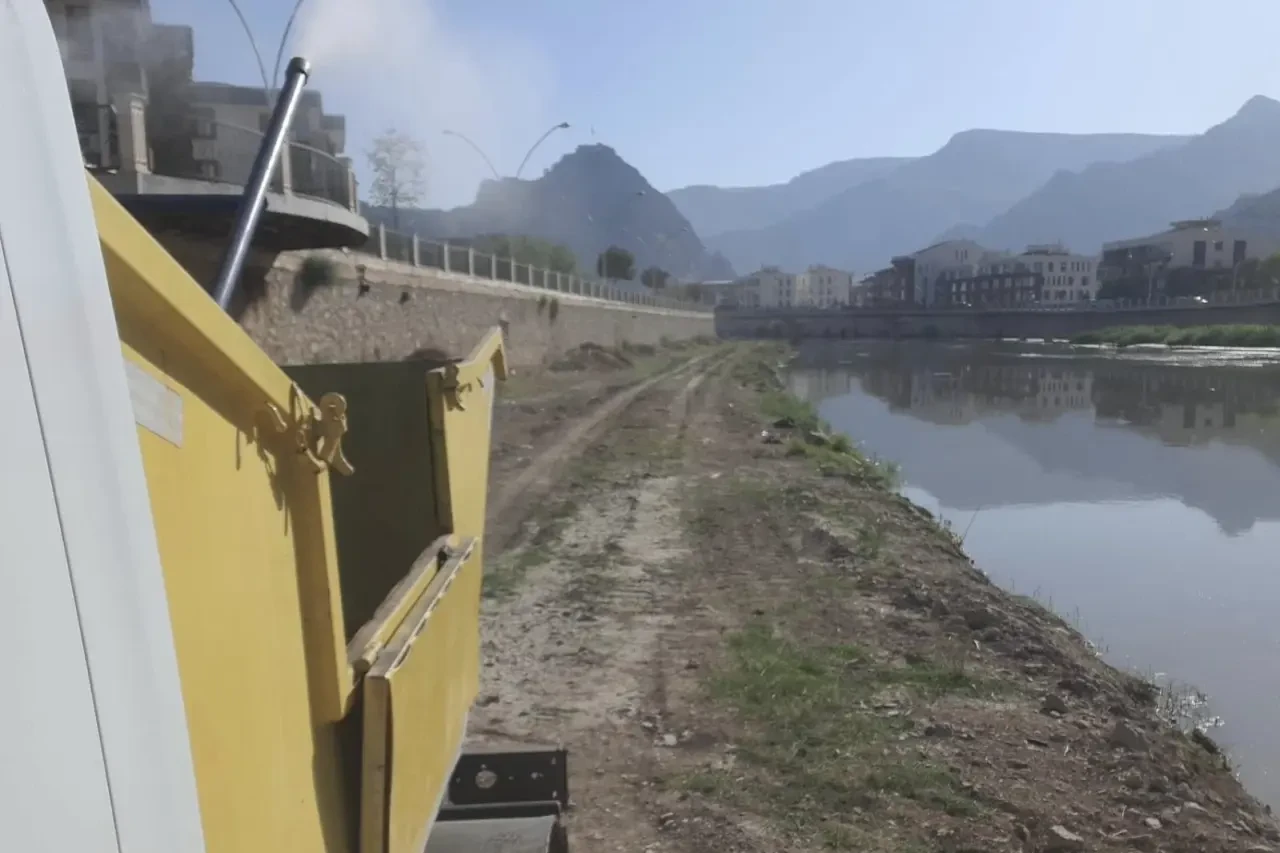 Amasya’da Park ve Bahçelerde İlaçlama Çalışmaları Sürüyor 2