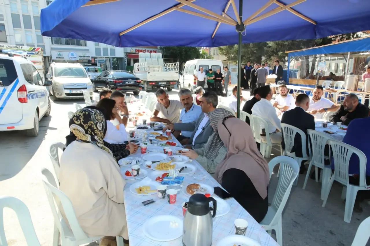 Başkan Uzun, Yeni Mahalle Esnafıyla Kahvaltıda Buluştu 3