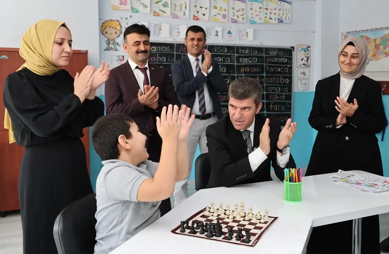 Vali Bakan’dan Gümüşhacıköy’de Anlamlı Okul Ziyareti 4