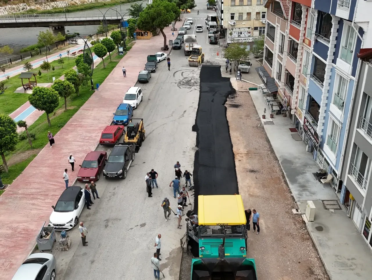 Taşova’da Mustafa Kemal Caddesi’nde Sıcak Asfalt Çalışmaları Başladı 2