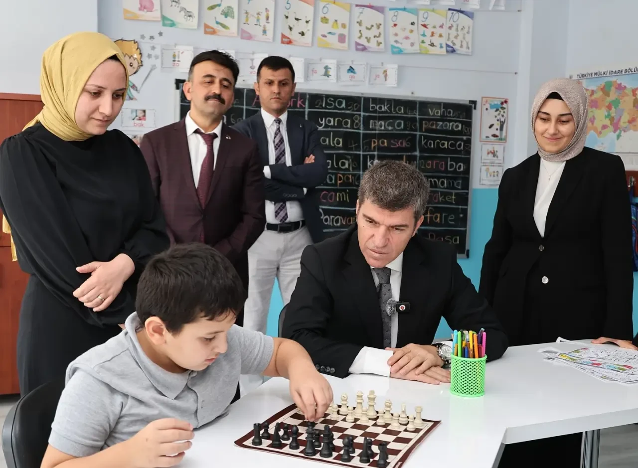Vali Bakan’dan Gümüşhacıköy’de Anlamlı Okul Ziyareti 3
