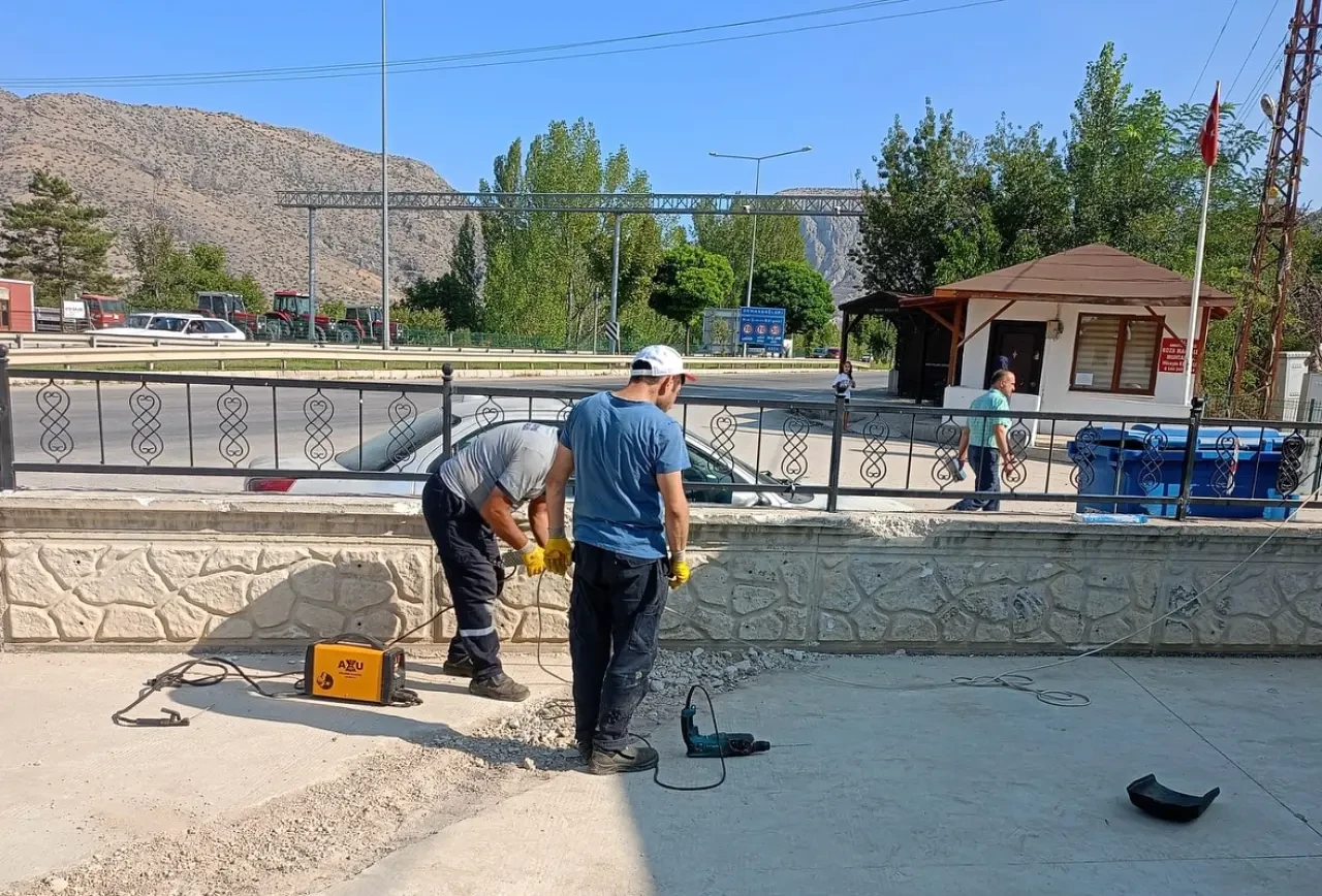Amasya Belediyesi’nden Korkuluk Demirlerinde Onarım ve Yenileme Çalışmaları 4