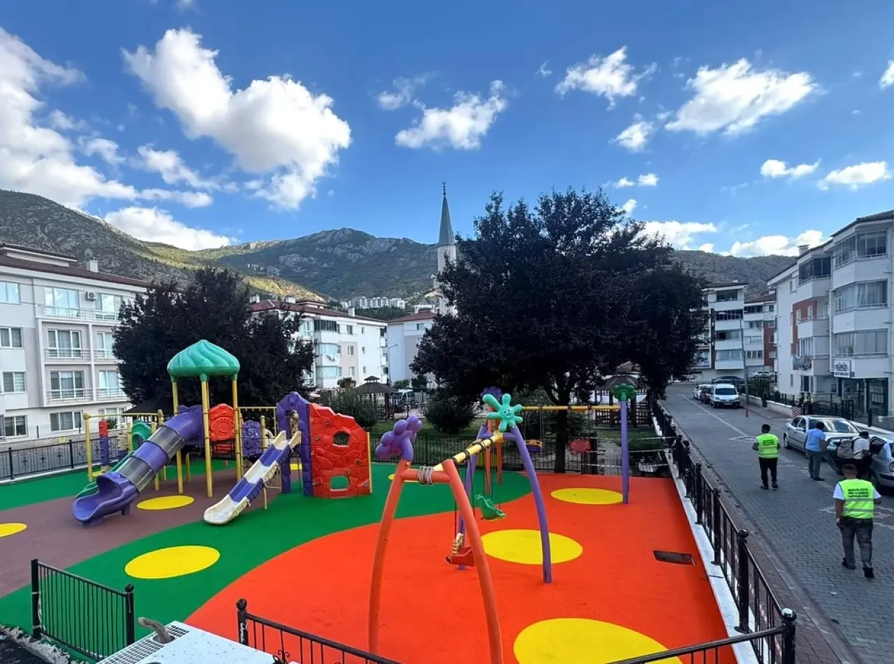 Amasya Belediyesi’nden Çocuklara Güvenli Park Hizmeti 3