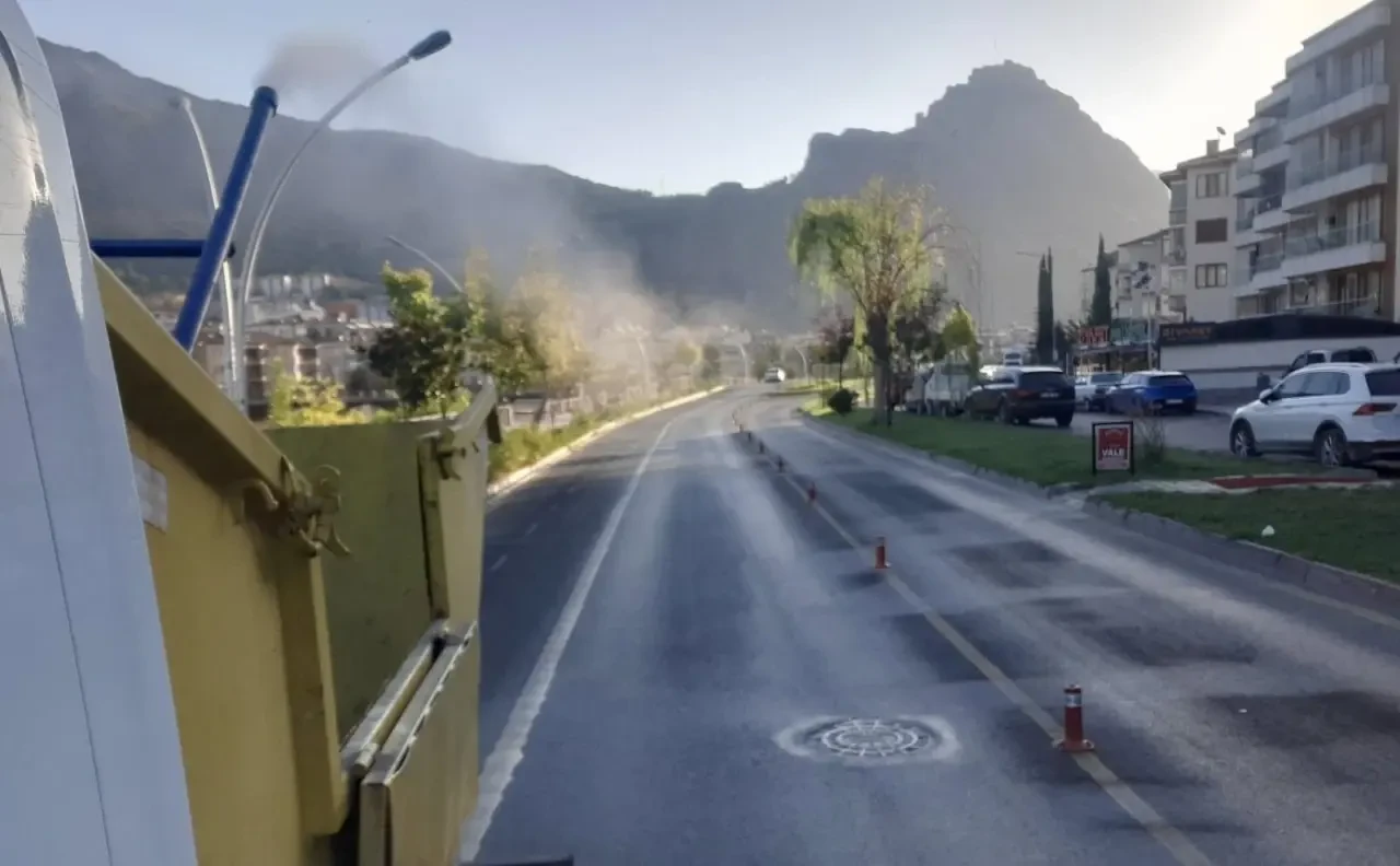 Amasya’da Park ve Bahçelerde İlaçlama Çalışmaları Sürüyor 1