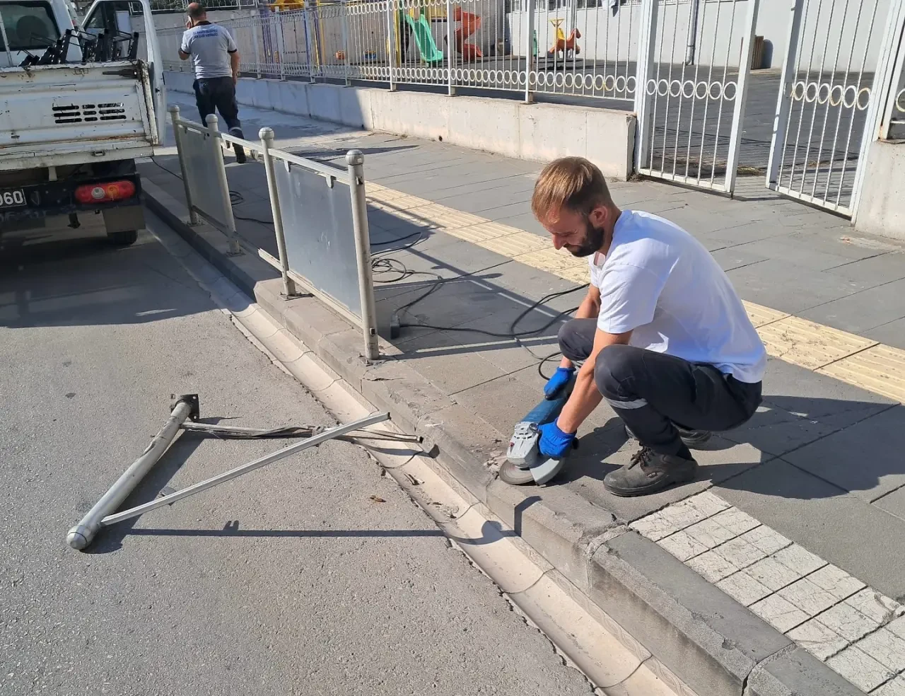 Amasya Belediyesi’nden Korkuluk Demirlerinde Onarım ve Yenileme Çalışmaları 2