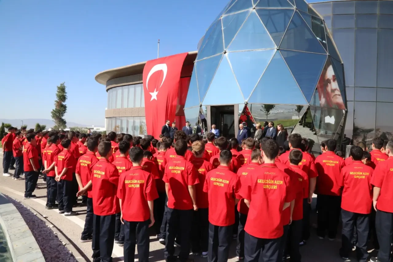 ÇORUM'DA 201 GENÇ HEM OKUYACAK, HEM İŞ SAHİBİ OLACAK 3