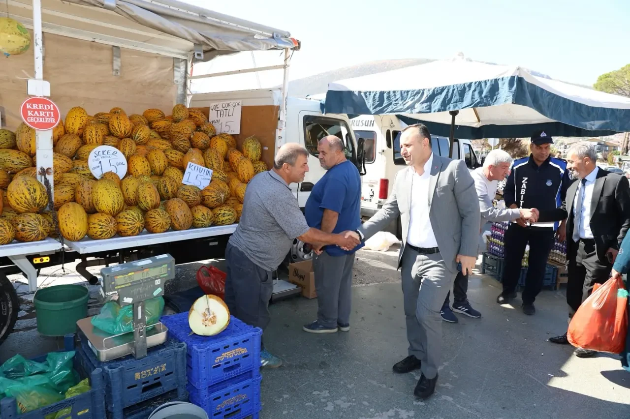 Başkan Sevindi İstasyon Semt Pazarı’nda Vatandaş ve Esnafla Buluştu 4
