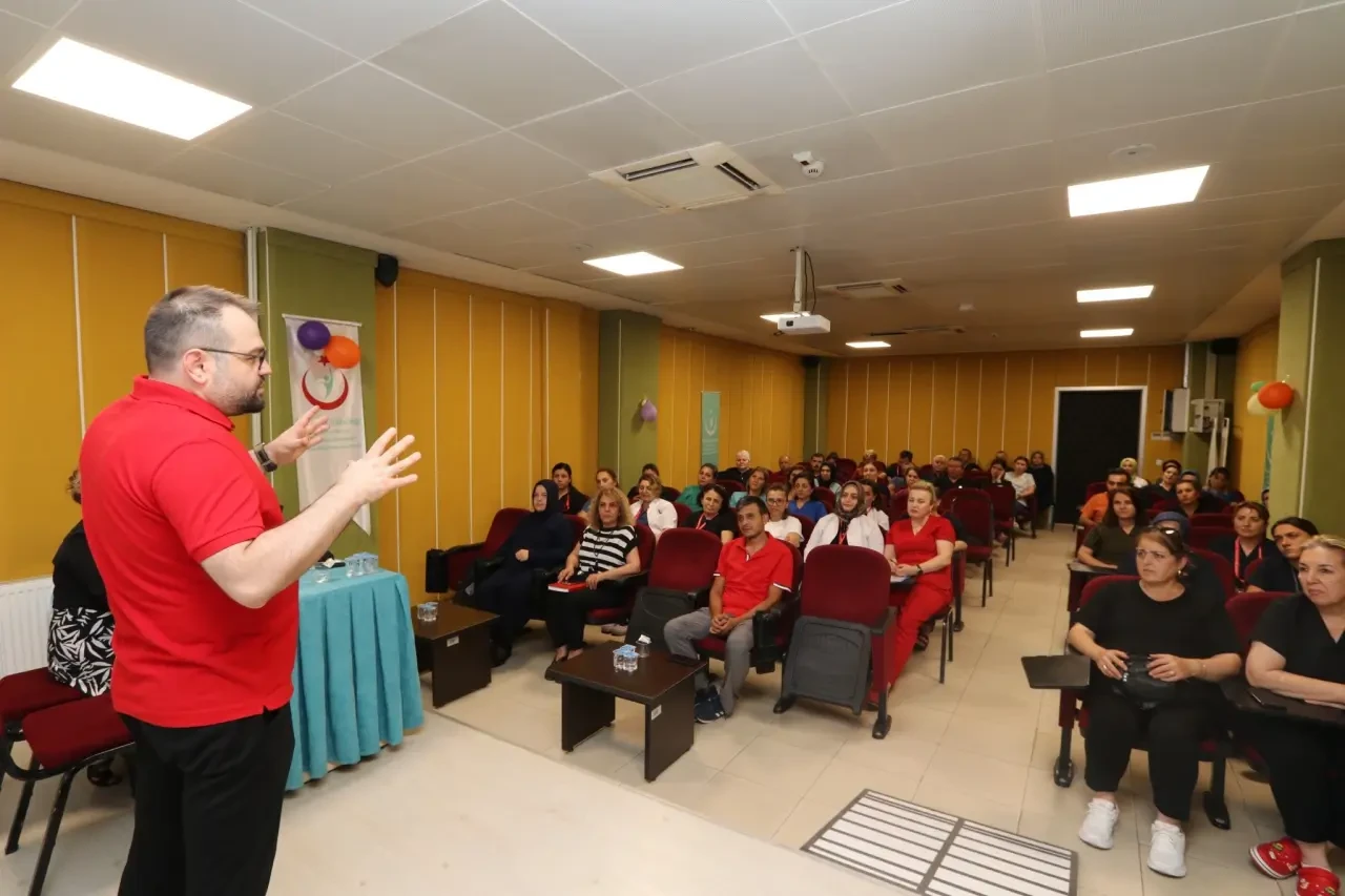 Amasya Üniversitesi Hastanesi Başhekimi Hemşire ve Ebelerle Bir Araya Geldi 1