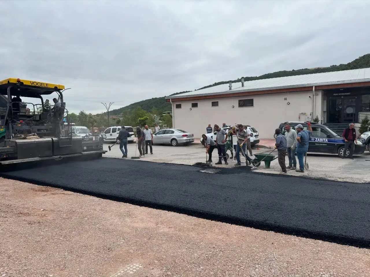 Taşova’da Mustafa Kemal Caddesi’nde Sıcak Asfalt Çalışmaları Başladı 4