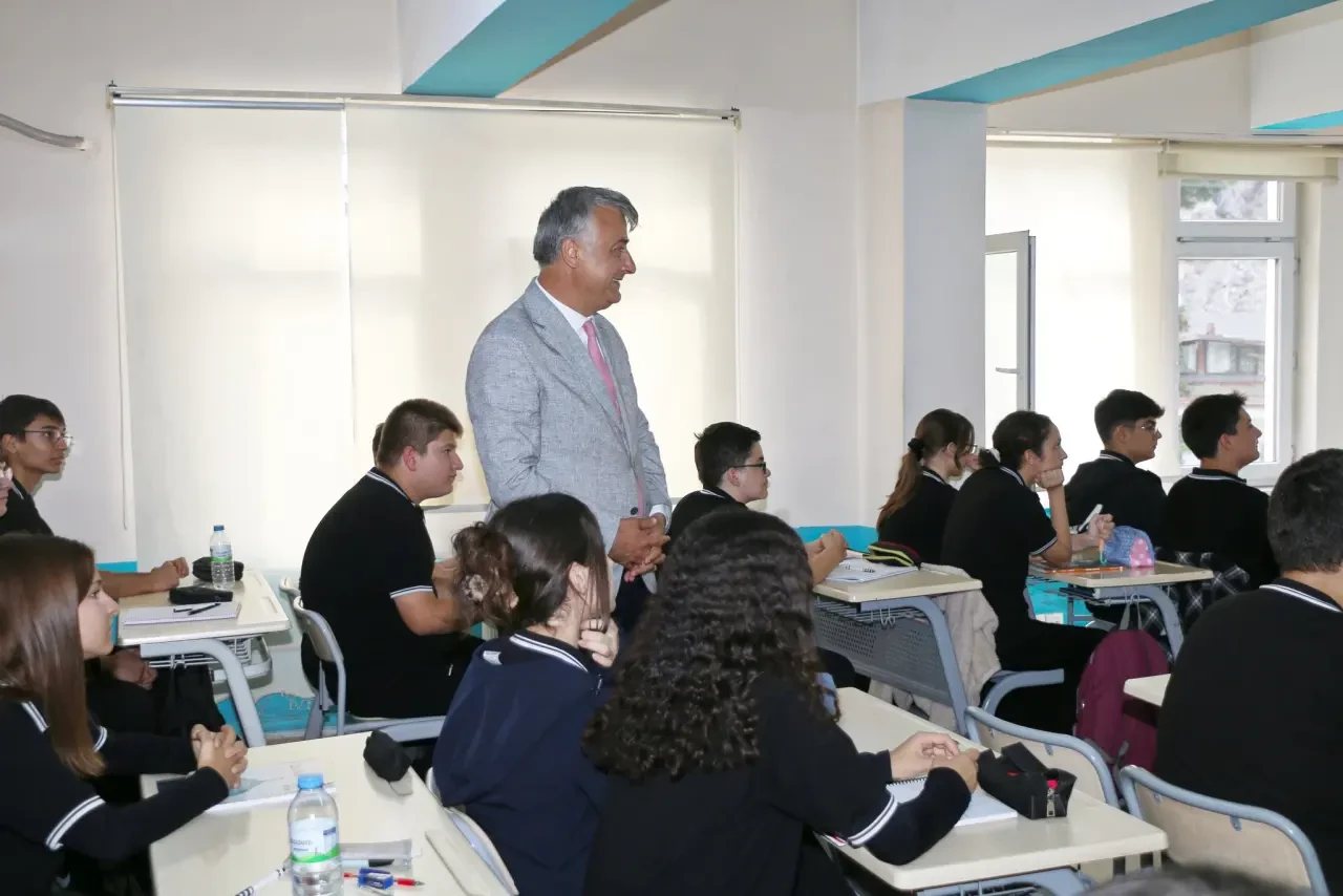 Amasya’da Sınıfta Sürpriz Misafir: Vali Bakan 4