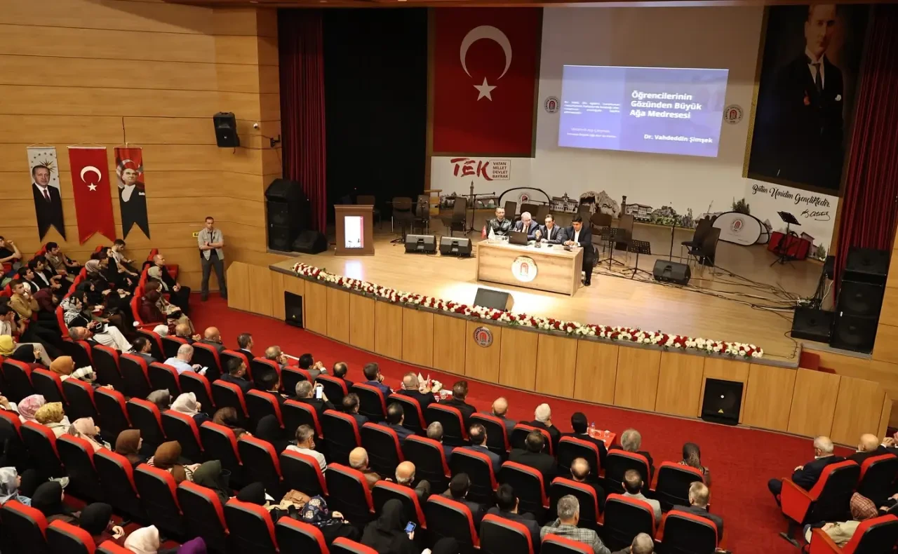 Vali Önder Bakan “Hafızlık ve Büyükağa Kur’an Kursu” Paneline Katıldı 3