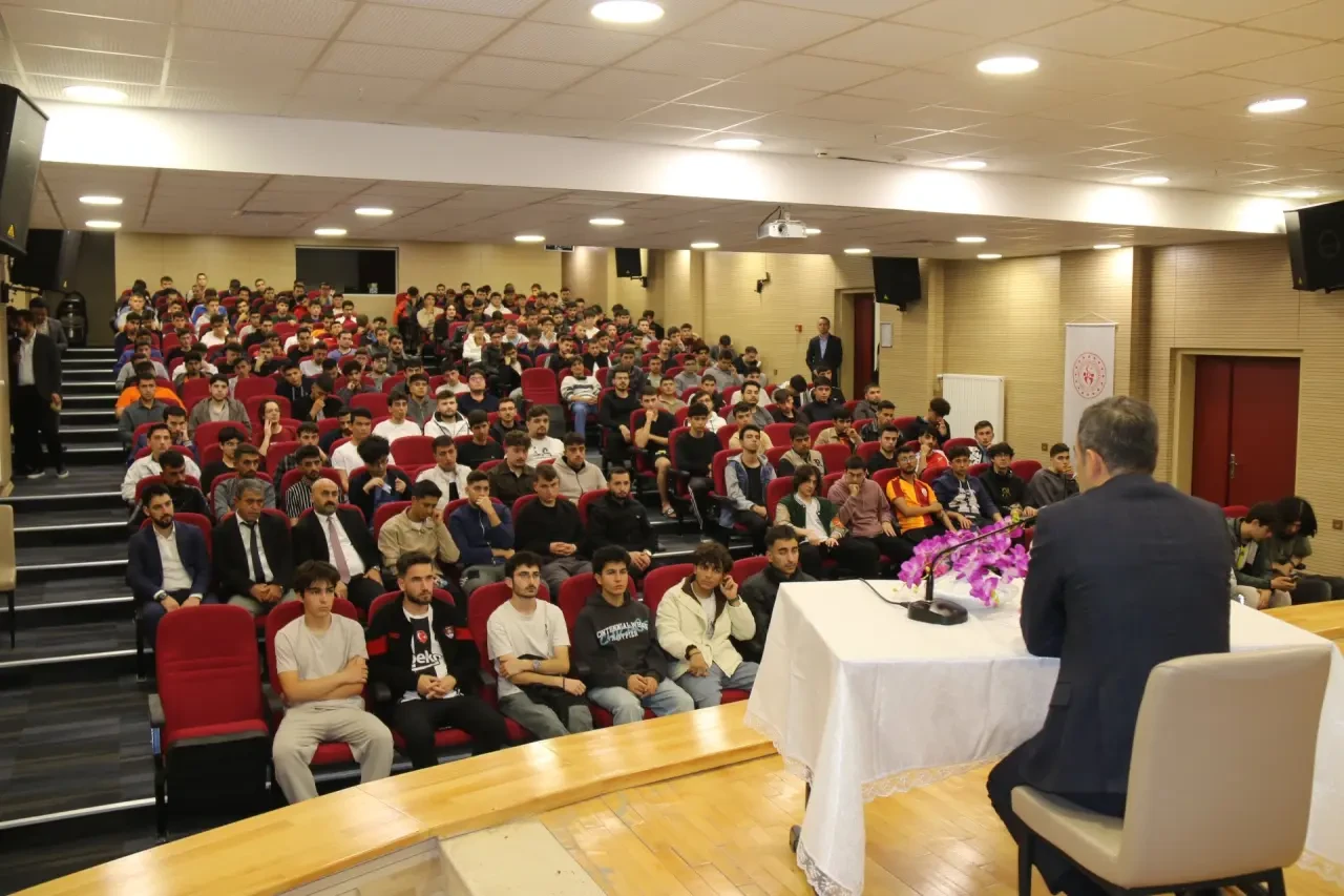 Gençler Hem Bilgilendi Hem Kan Bağışladı 1