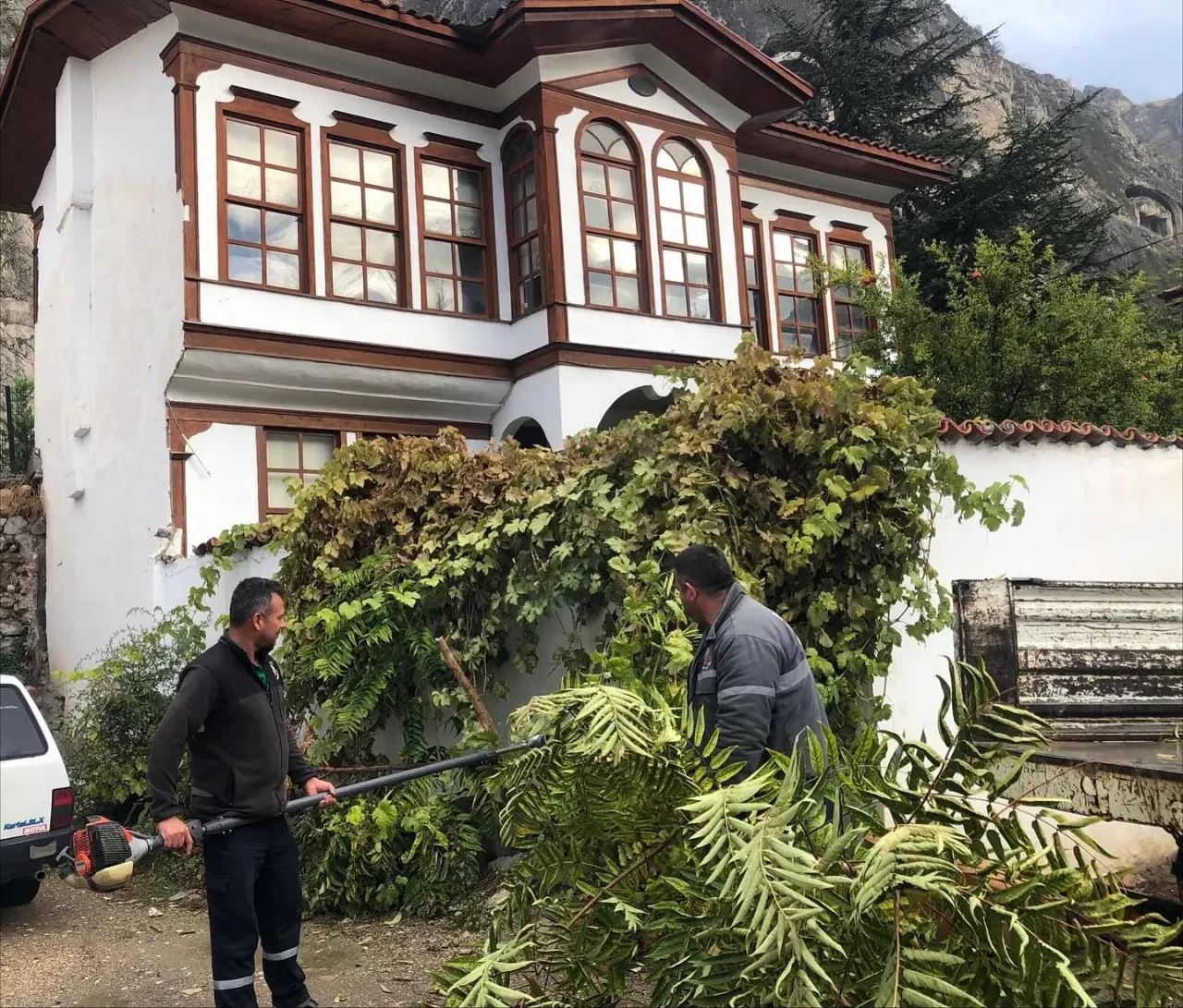 Amasya Belediyesi’nden Yeşil Alanlarda Mevsimsel Bakım Çalışmaları 3