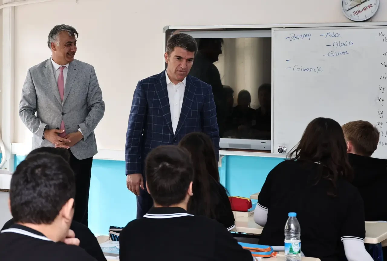 Amasya’da Sınıfta Sürpriz Misafir: Vali Bakan 3