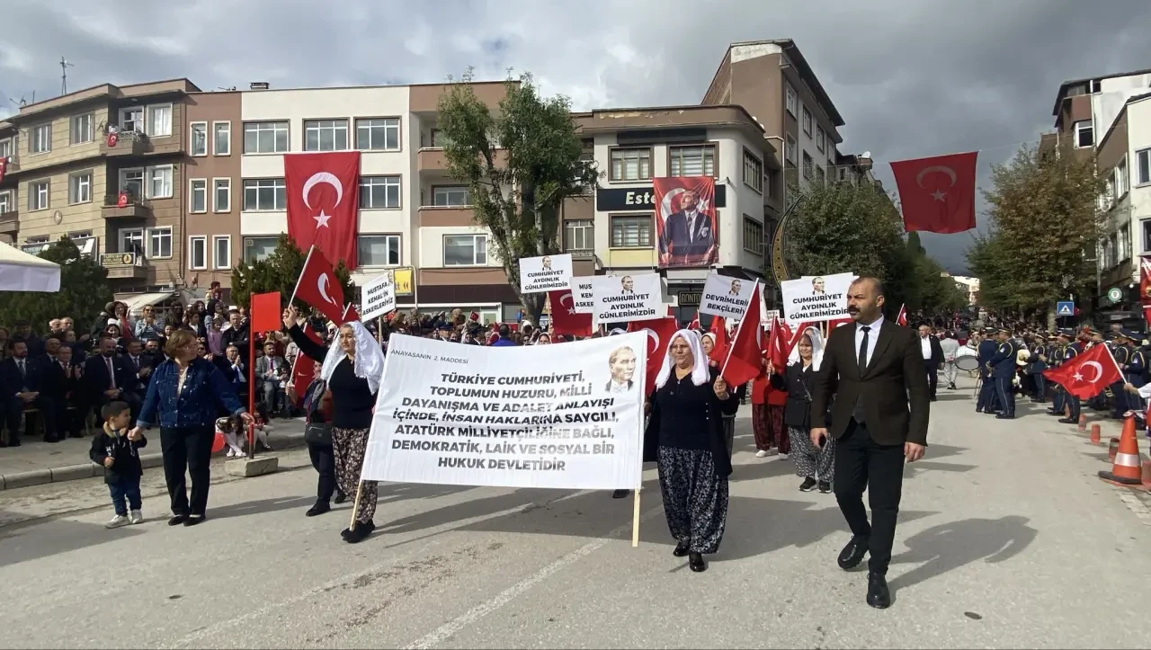 Merzifon Kırmızı-Beyaza Büründü: Cumhuriyet 102 Yaşında! 7