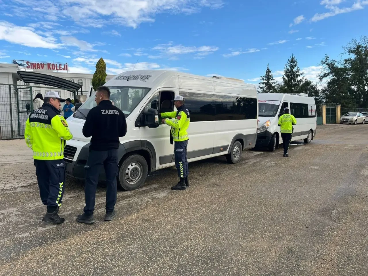 Merzifon’da Öğrenci Servislerine Güvenlik Denetimi 5
