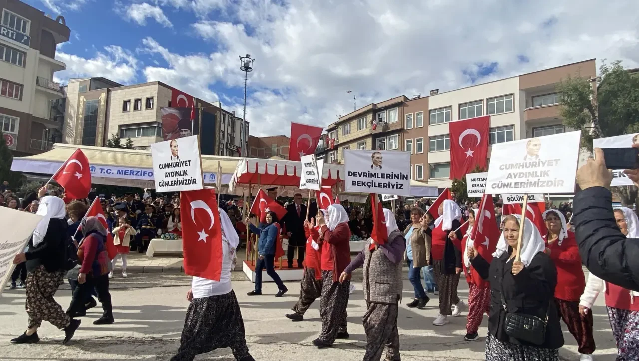 Merzifon Kırmızı-Beyaza Büründü: Cumhuriyet 102 Yaşında! 6