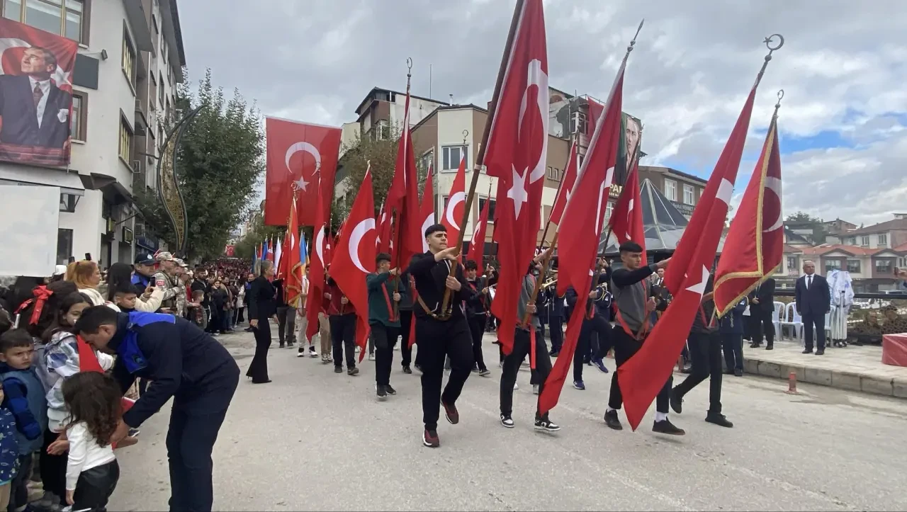Merzifon Kırmızı-Beyaza Büründü: Cumhuriyet 102 Yaşında! 4