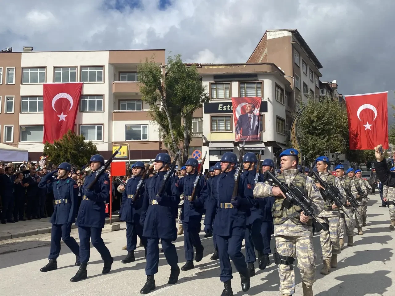 Merzifon Kırmızı-Beyaza Büründü: Cumhuriyet 102 Yaşında! 5