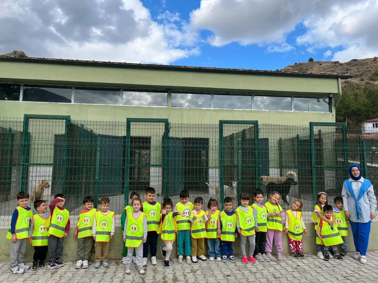 Amasya’da Minikler Hayvan Sevgisini Doyasıya Yaşadı 4