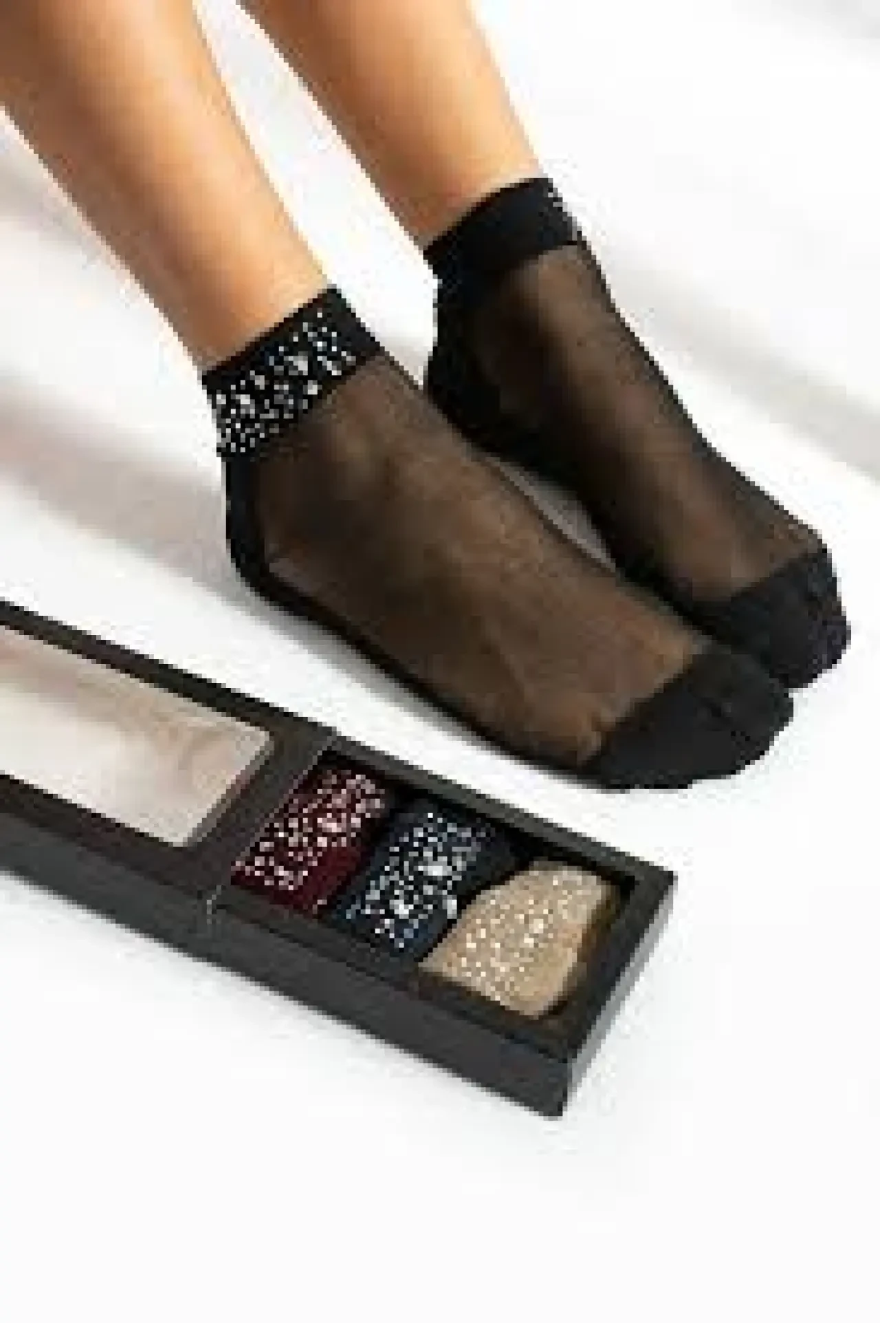 Kadın Çorap Modasında 2025 Trendi: Şıklığın Yeni Adresi Ayaklarda! 2