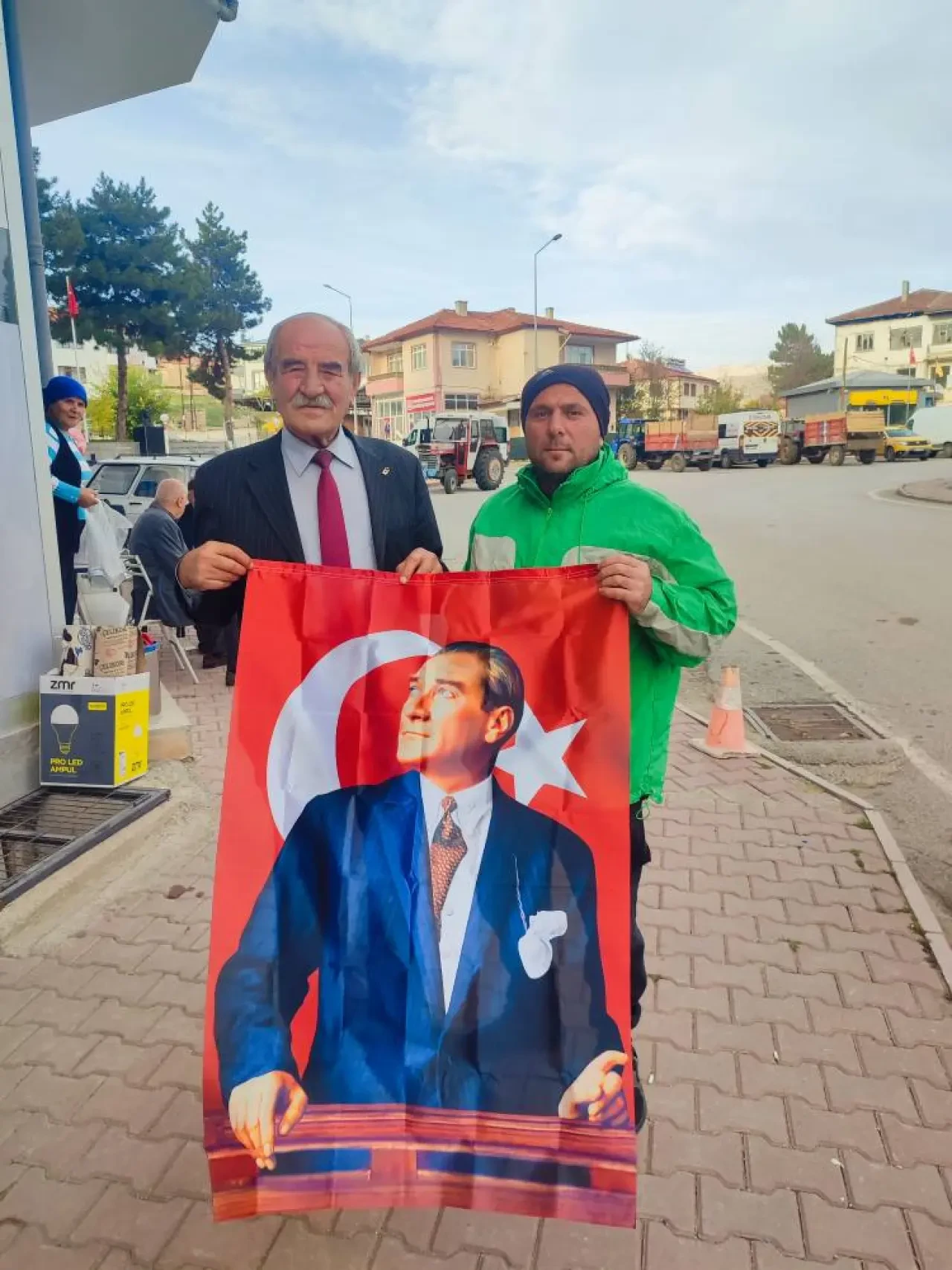 CHP Hamamözü'nden  Cumhuriyet Bayramı’na Özel Bayrak Dağıtımı 5