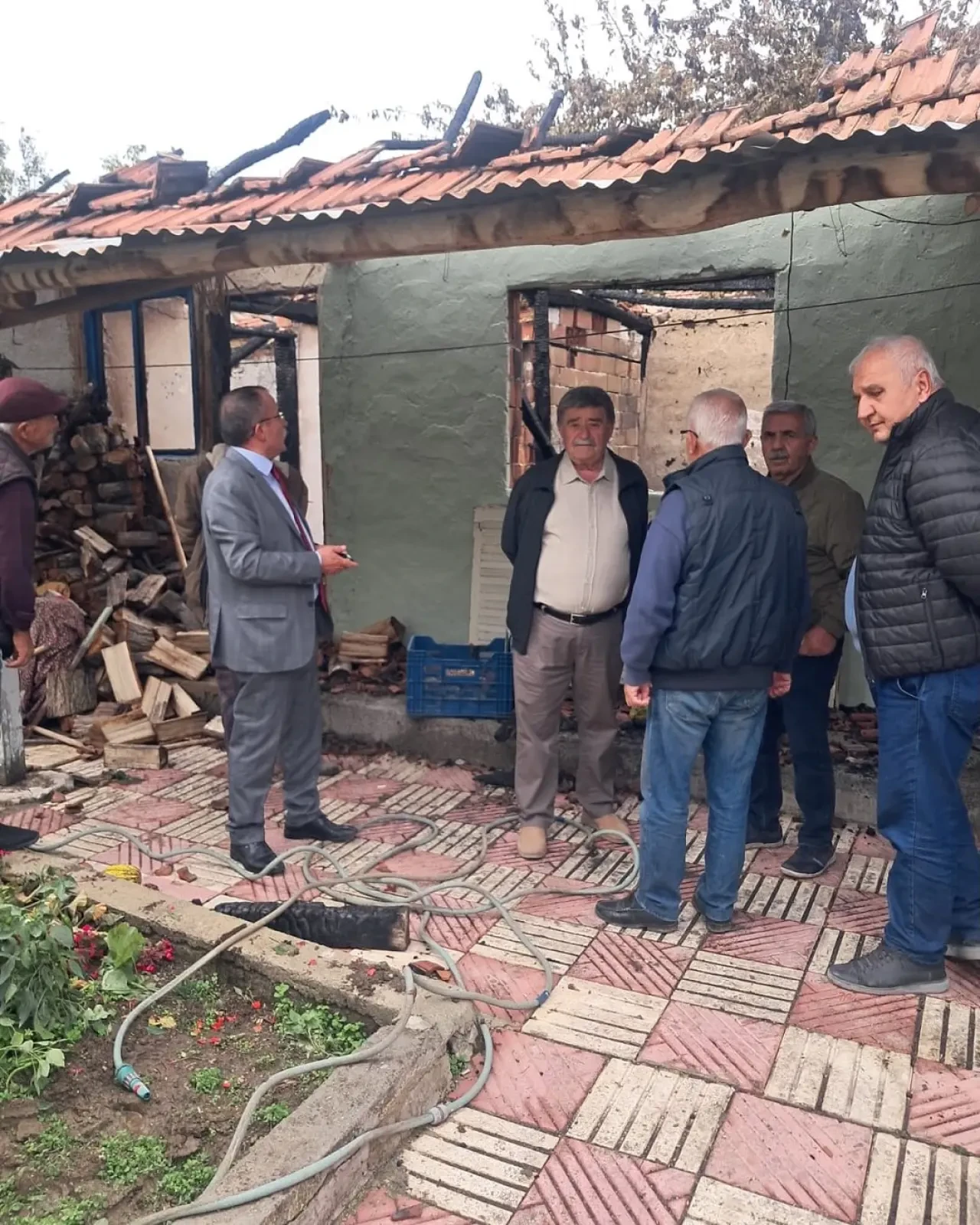 CHP, Yangın Sonrası Ailenin Yanında 1