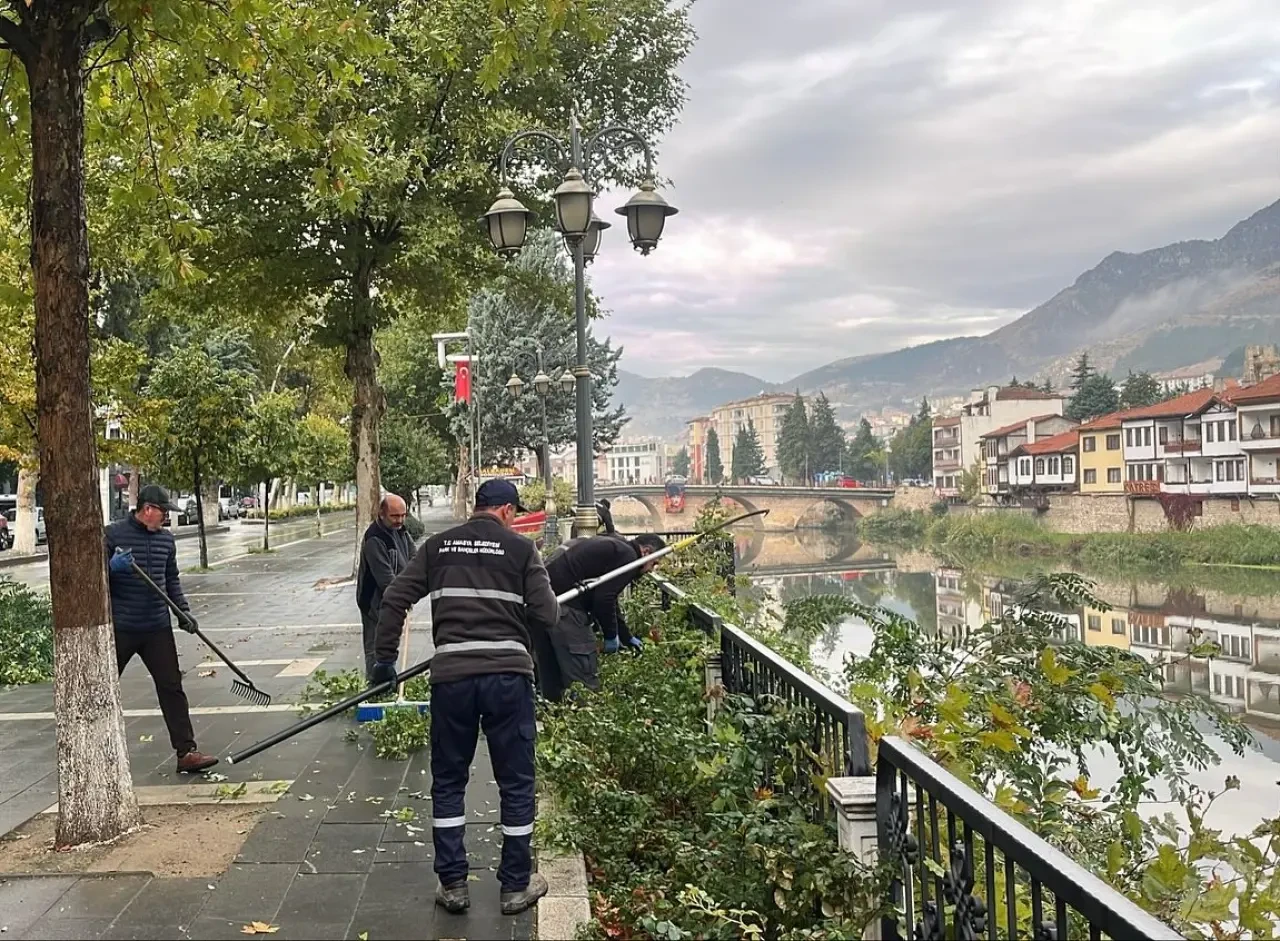 Amasya Belediyesi’nden Yeşil Alanlarda Mevsimsel Bakım Çalışmaları 2