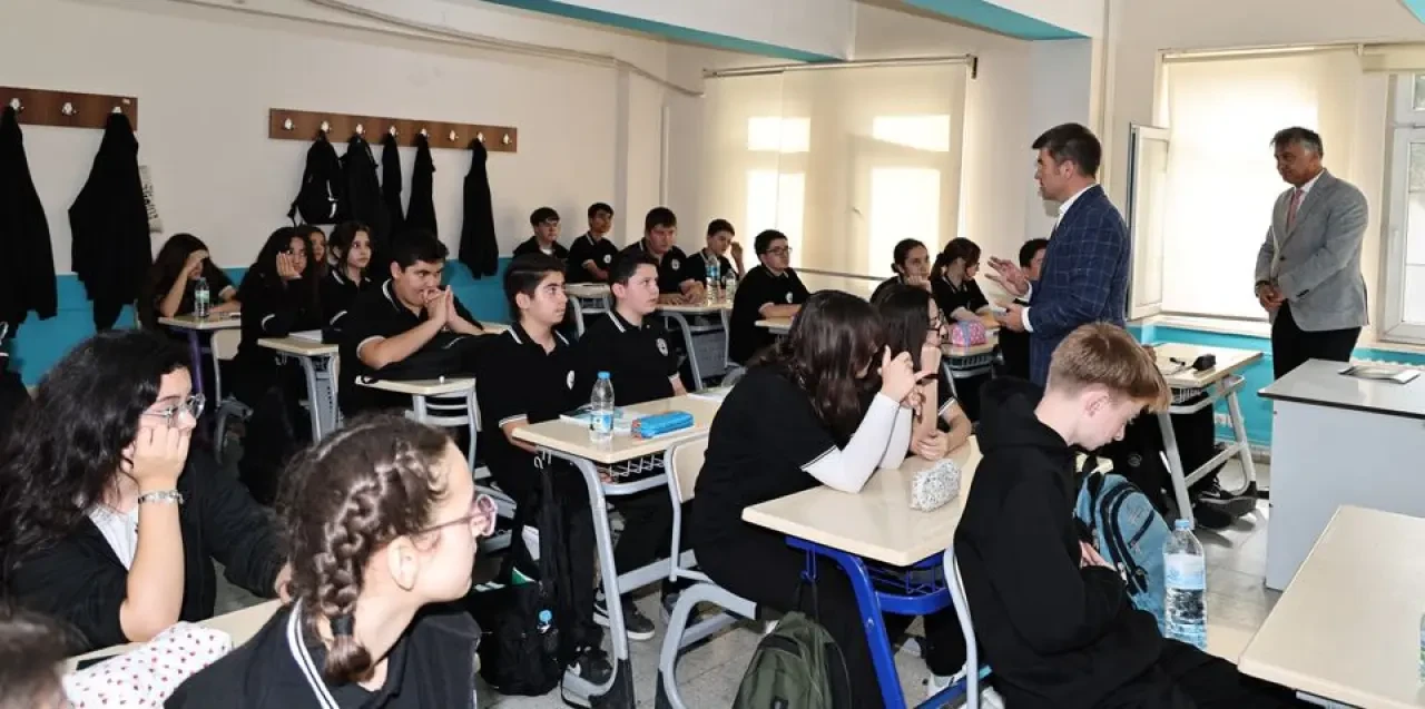 Amasya’da Sınıfta Sürpriz Misafir: Vali Bakan 5
