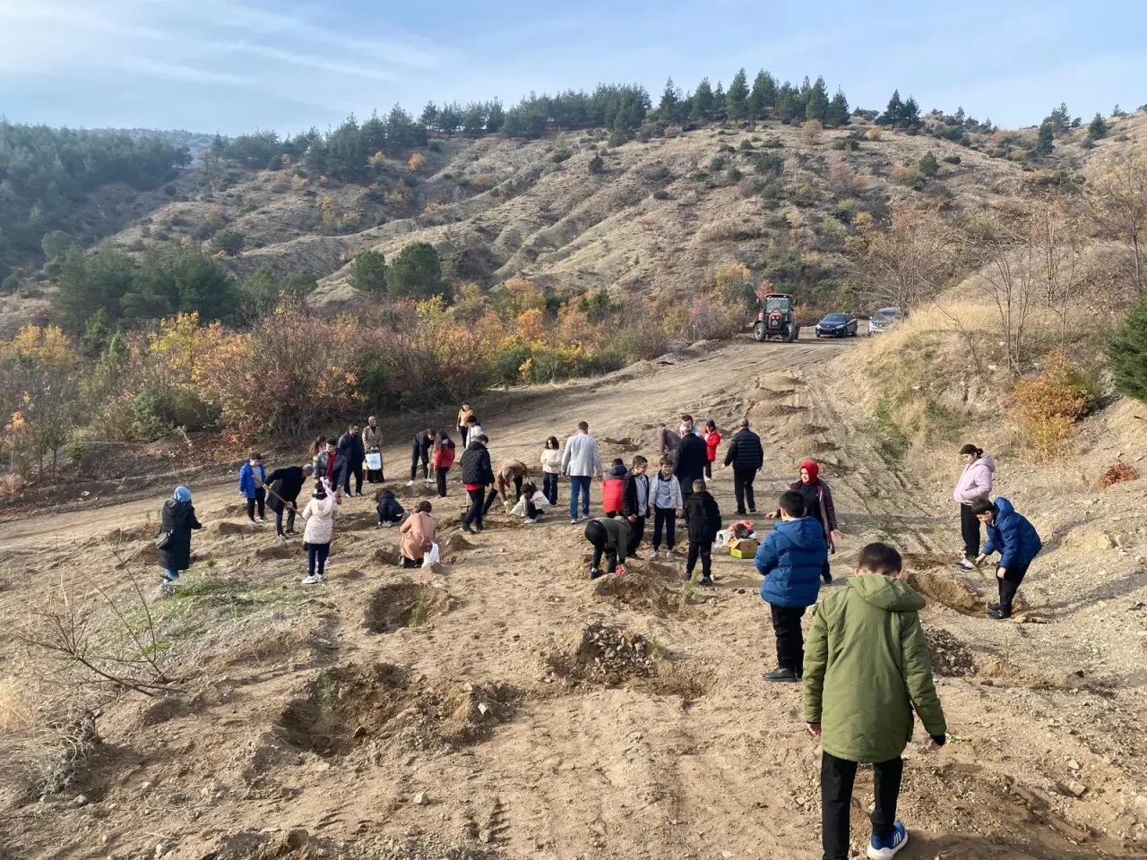 Emel Öğretmen İçin Fidanlar Toprakla Buluştu 4