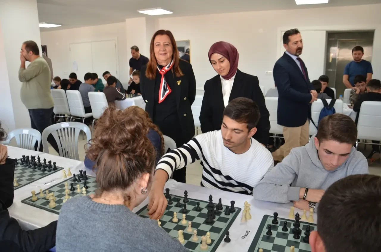 Gümüşhacıköy’de Atatürk’e Saygı Satranç Turnuvası Düzenlendi 3