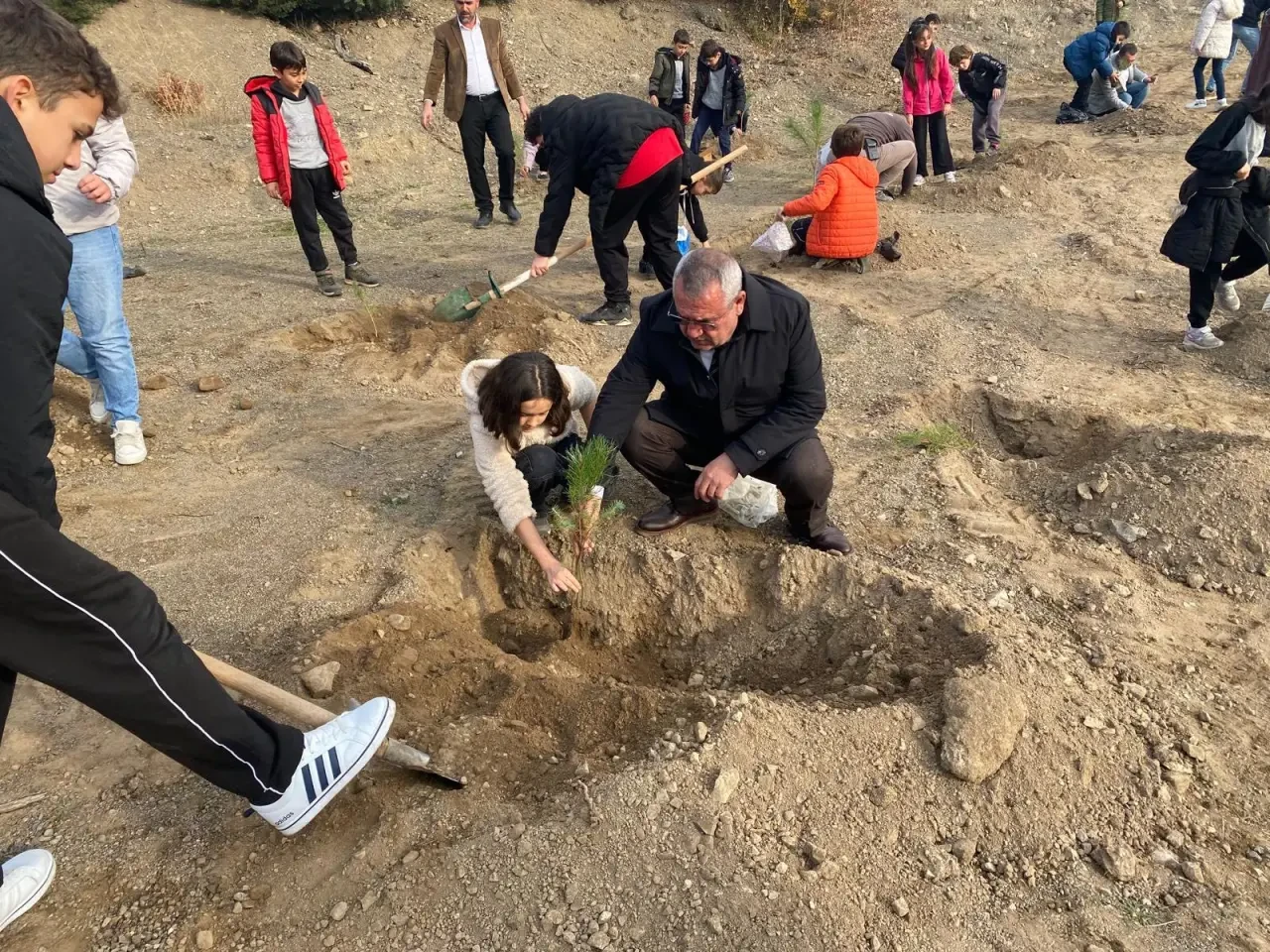 Emel Öğretmen İçin Fidanlar Toprakla Buluştu 6