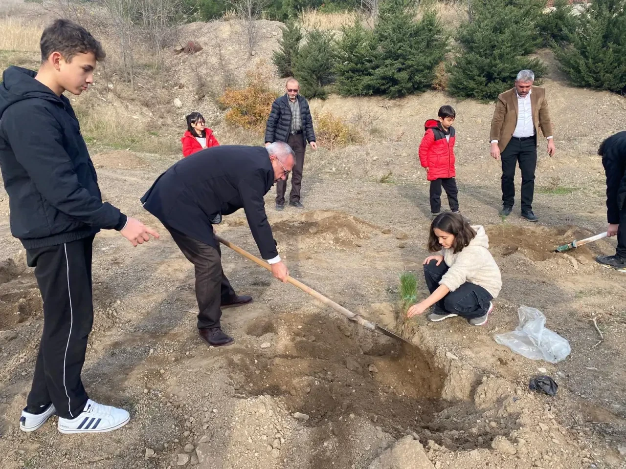 Emel Öğretmen İçin Fidanlar Toprakla Buluştu 5